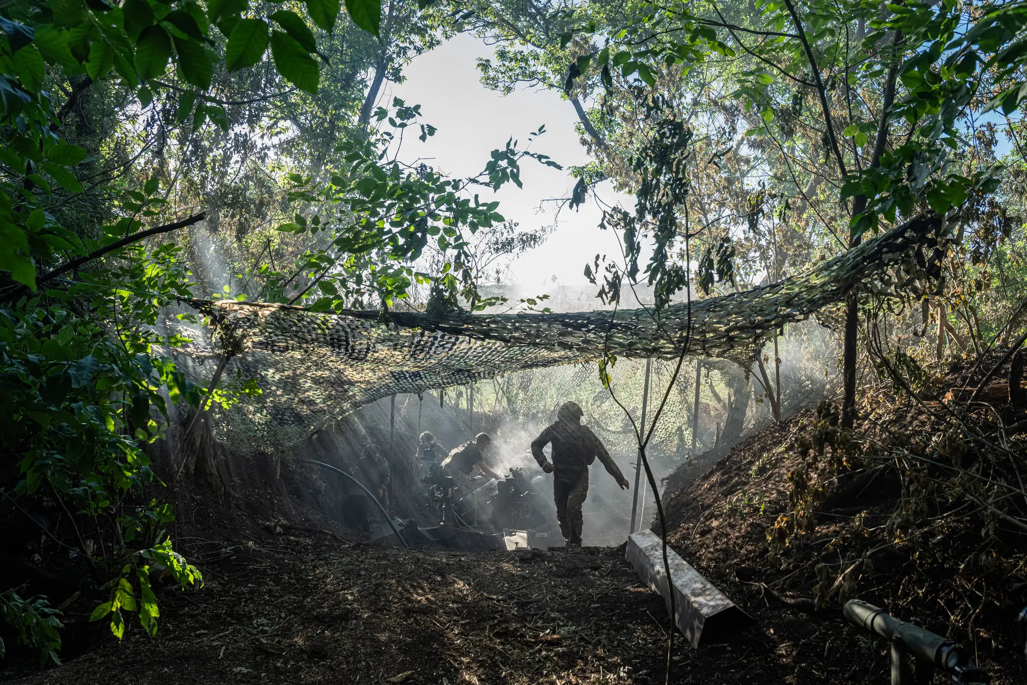 Українська гаубиця веде вогонь по російських позиціях на сході.